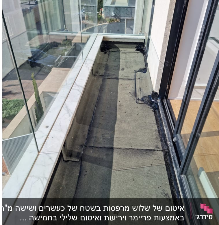 איטום של שלוש מרפסות בשטח של כעשרים ושישה מ"ר באמצעות פריימר ויריעות ואיטום שלילי בחמישה חדרי רחצה.